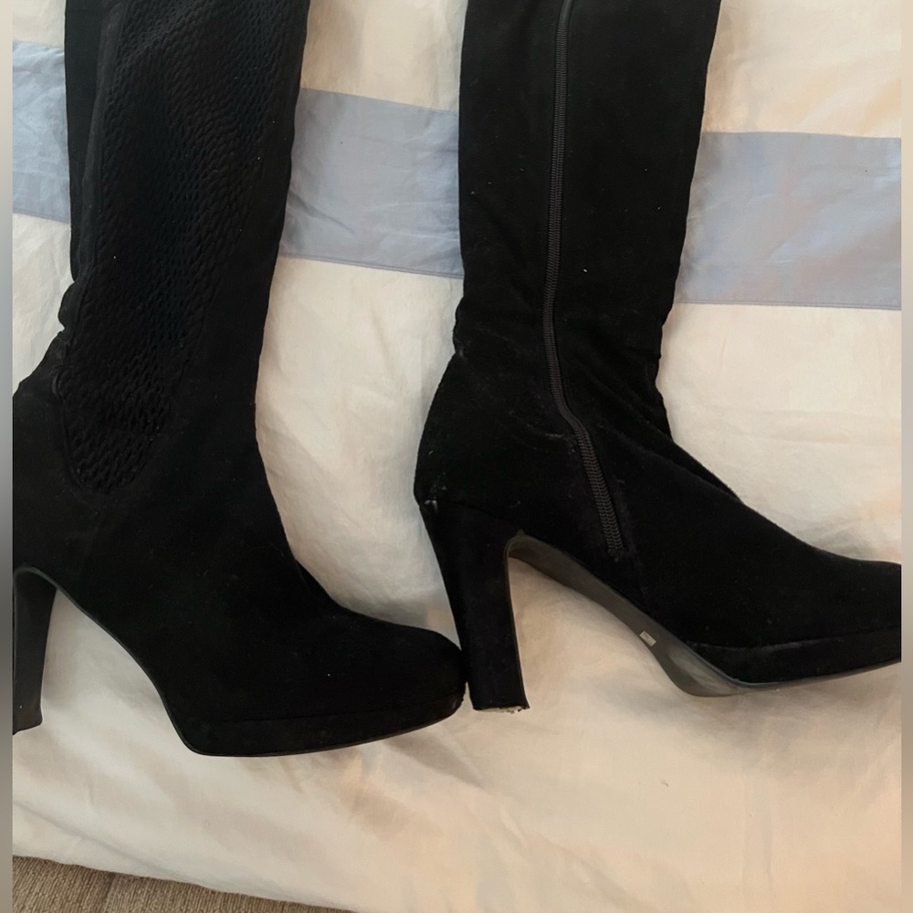 Stretchy suede boots